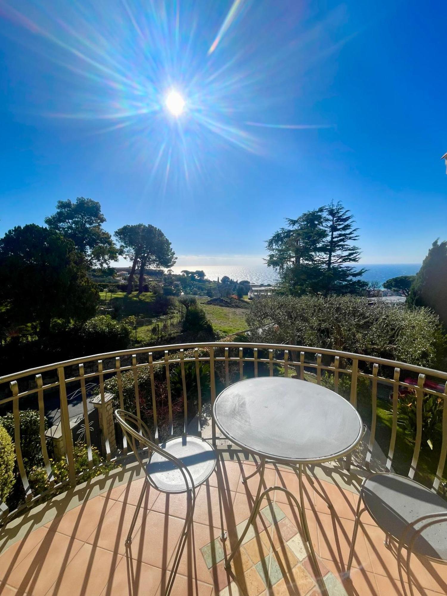 Villa Gaia - Luxury Villa, Pool & Wellness Rooms Бордигера Экстерьер фото
